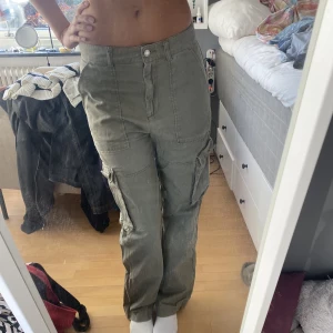 lågmidjade cargobyxor - Från hm strl 38. Skitsnygga men kommer inte till användning längre.