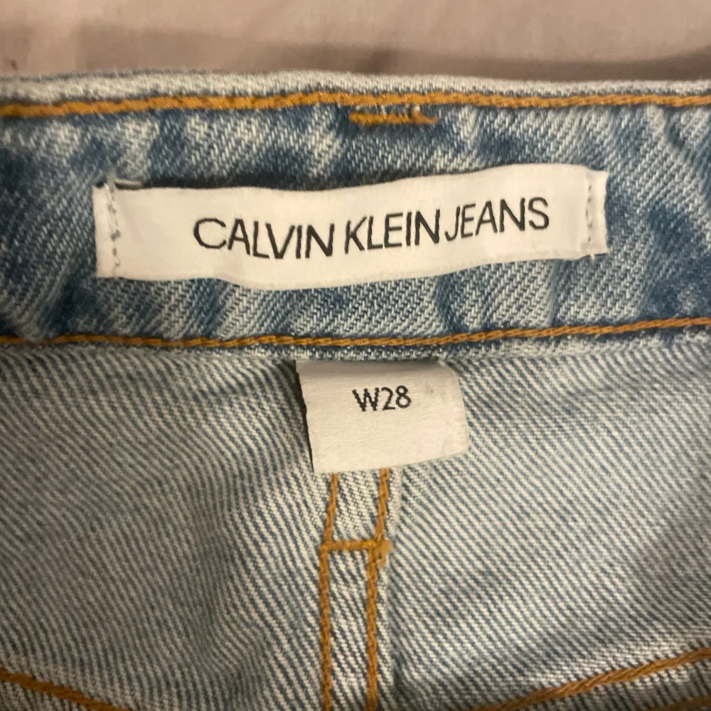 Säljer min Calvin Klein kjol då den sitter för löst använd få gånger . Kjolar.