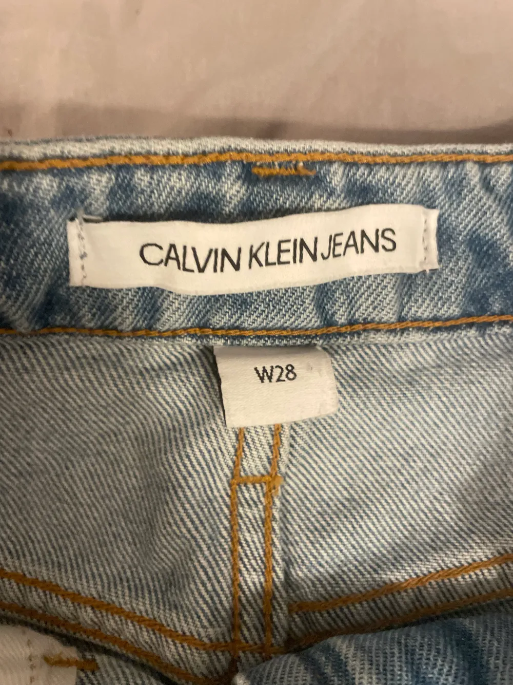 Säljer min Calvin Klein kjol då den sitter för löst använd få gånger . Kjolar.