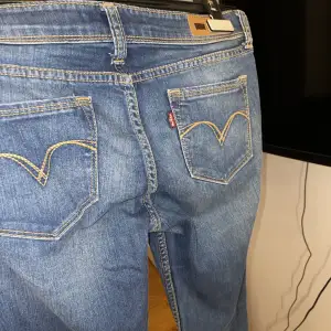 Jeans från märket Lev’is med låg midja. Storlek xs/s