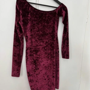 Klänning - En jätte fin röd sammetsklänning som endast är använd några få gånger Stl S Pris 80kr