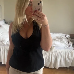 Zara topp - Svart oanvänd topp som är köpt på Zara i London. Strl M💕