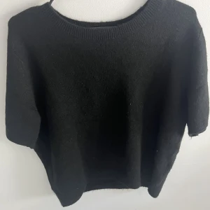 Stickad t-shirt - Helt ny oanvänd stickad kortärmad tröja från h&m. Slutsåld nästan överallt. Strl L men passar bra på mig som är 167 med oftast strl S.