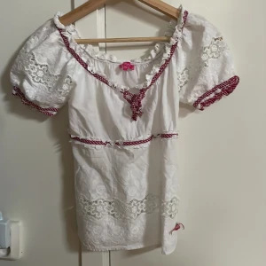 Blus - Säljer denna topp som bara användts få gånger 💓 Frakt tillkommer 