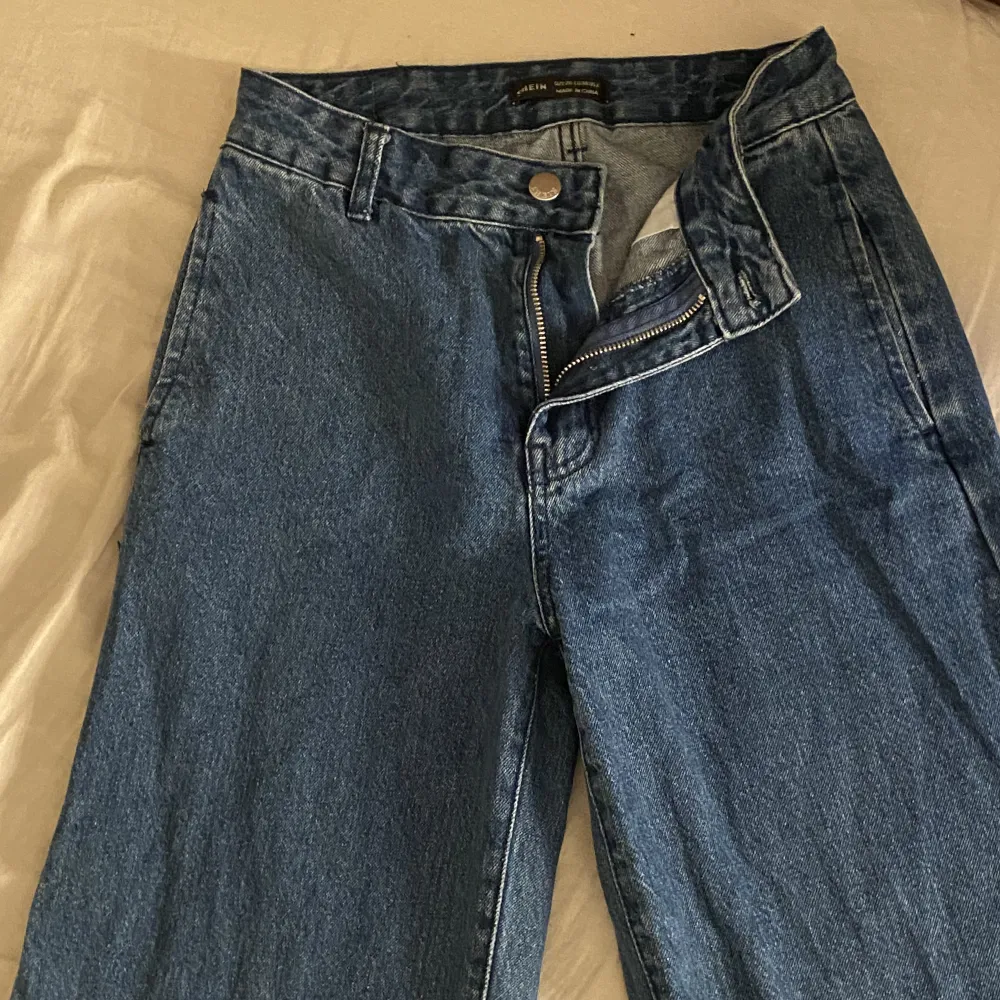 Säljer detta par mörk blåa jeans i st 34, är Max använda 4 gånger, fri frakt skippa betala 59kr❣️. Jeans & Byxor.