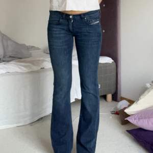 Lågmidjade mörkblå jeans från Diesel. Storlek 27/32 Priset kan förhandlas  Midjemått 37 cm x2 Innerbenslängd 83 cm 