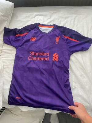 Liverpool tröja  - Säljer lila Liverpool tröja med salah tryck  Ny pris 399  Mitt pris 199