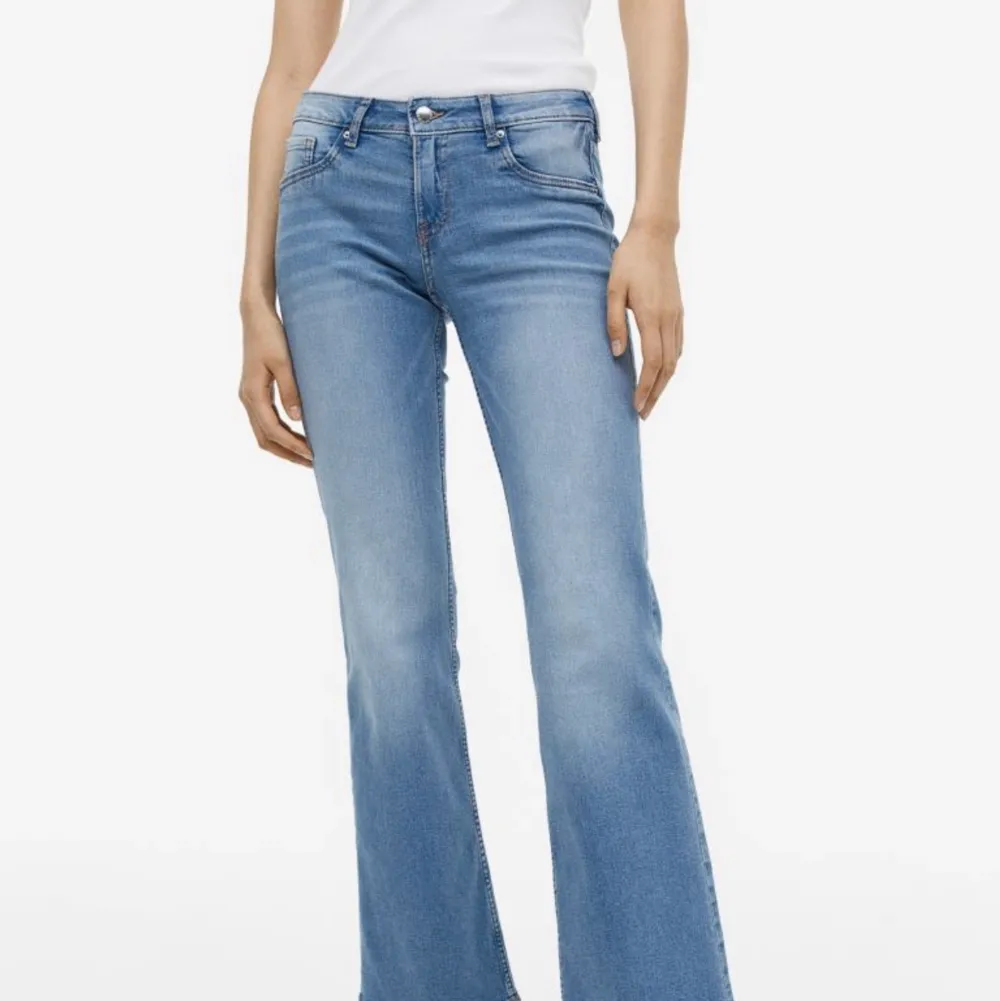 Säljer ett par helt slutsålda jeans från H&M då de är lite för små för mig! De är lågmidjade med bootcut och är sparsamt använda💕  för referens är jag 163 cm och jeansen är perfekt i längden på mig!  Köparen står för frakten och betalning sker via Swish!. Jeans & Byxor.