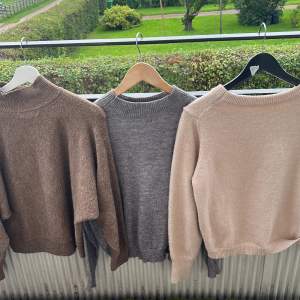 Tre stycken stickade tröjor från olika märken en brun och en grå, ( Den beiga är såld) DOM KOSTAR 80kr st, (säljer även fler stickade tröjor i min profil!)😊😊