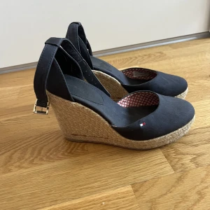 Tommy Hilfiger kilklackar - Kilklackar från Tommy Hilfiger i marinblå färg med spänne runt ankeln