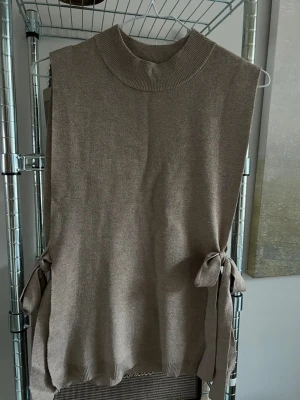 Stickad väst  - Snygg beige väst som tyvärr inte kommer till användning. Perfekt att ha en skjorta under!  Väldigt fint skick 🌸 XS men passar XS-M beroende på hur man vill att den ska sitta 💗