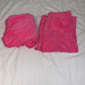 Ett rosa sätt från Cubus som likar juicy  Couture,inga fickor på byxorna.Använd ca 2 gånger och köptes 2022 under sommaren för 800.Köp tröjan för 150 byxorna för 200 och båda för 250