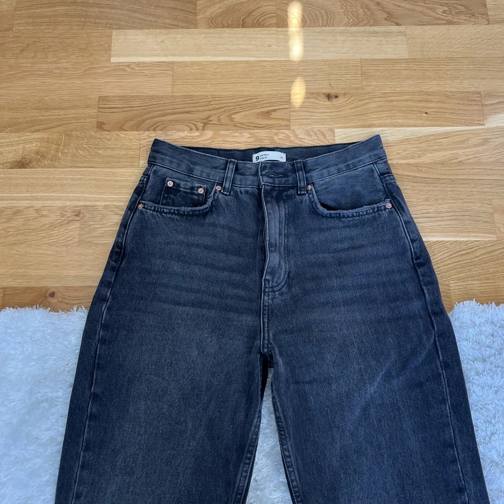 Mörk Gråa jeans från Gina tricot från premium demin. Jeansen är i storlek 36 och är aldrig använda. Ordinarie pris 599, säljer för 149 kr.. Jeans & Byxor.