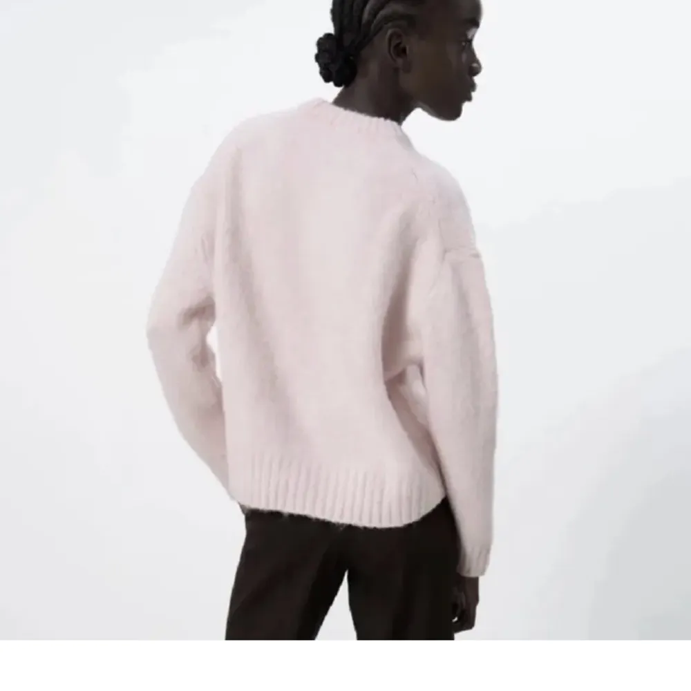 skriv innan användning av köp nu! stickad ljusrosa tröja från Zara, jätte bra skick då den nästan inte är använd💗. Stickat.
