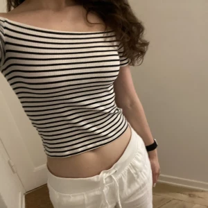 Off shoulder tröja  - Säljer min jättesnygga off shoulder randiga tröja, otroligt snygg till skolstarten 