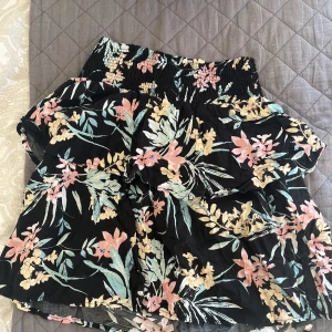 Kjol med volanger  - Kjol med volanger från Gina , kjolen är super stretchig och kan även bäras som en topp om det är något man hade velat. Bra skick 🩷🩷