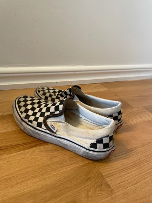 Vans - Säljer mina rutiga vans. De har använts en hel del men de är hela och fina men absolut tecken på användning