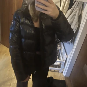 Colmar ladies down jacket - Säljer min snygga colmar jacka. Endast använd ett fåtal gånger (ca 5-6 ggr) under förra vintern. Helt som ny och inga defekter. Storleken är M men sittet bra på både en S och M Nypris 5500 kr