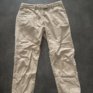 Chinos - Beiga chinos från Tommy Hilfiger, strolek 4. I gott skick.