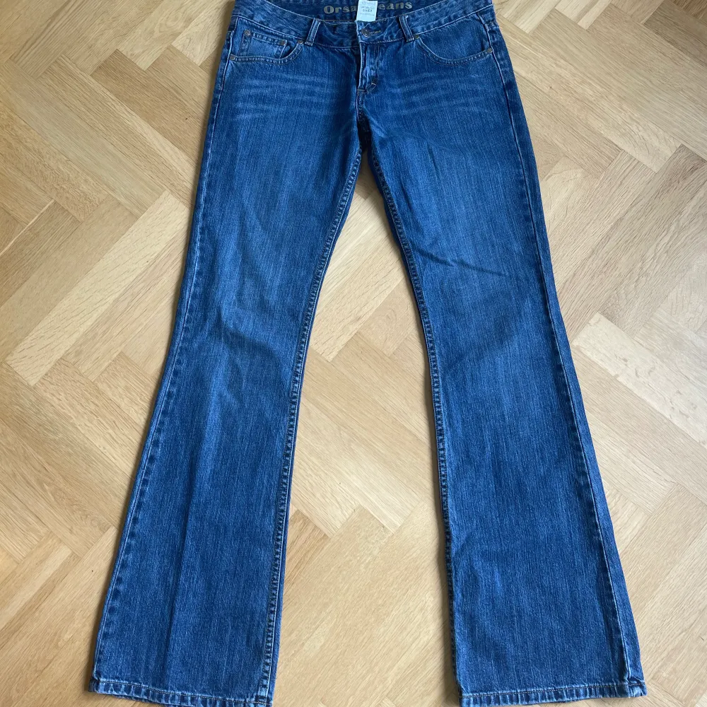 Ett par lowwaist utsvängda jeans i storlek 38, men de sitter mer som 36. Köpta på vinted och säljer då de är för små. Min kompis på bilden är 173 cm. Köparen står för frakten❤️. Jeans & Byxor.