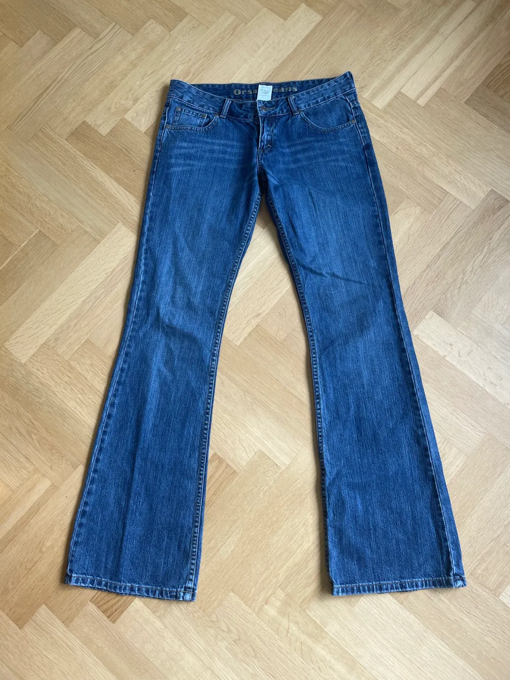 Ett par lowwaist utsvängda jeans i storlek 38, men de sitter mer som 36. Köpta på vinted och säljer då de är för små. Min kompis på bilden är 173 cm. Köparen står för frakten❤️. Jeans & Byxor.