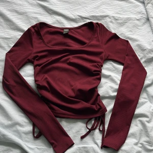 Vinröd tröja - Vinröd långärmad tight tröja från shein, aldrig använd och knytningen på sidan är fake💕