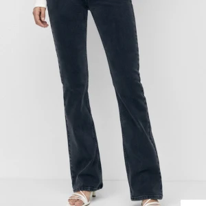 Low waist jeans - Jättesnygga jeans från Pull and Bear som tyvär inte passade mig så väljer att sälja vidare. Aldrig använda och lapp kvar(ändats provade) Helt slutsålda och nypris 399! Tryck ej på köp nu