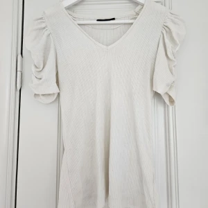 Topp - Söt topp i fint skick! Puffaxlar