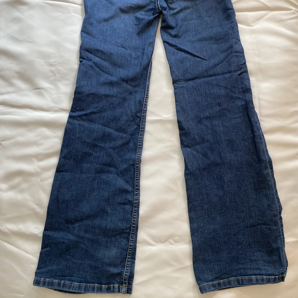 medelhöga jeans med knappar vid gylfen🌷. Jeans & Byxor.