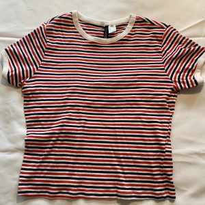randig baby T - randig topp från HM, helt oanvänd 🫶