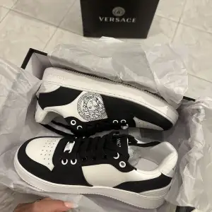 Versace sneakers i storlek 39, endast använda 1 gång. Självklart äkta, kvitto finns❤️