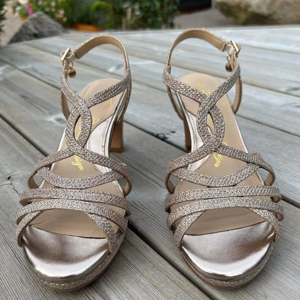 Fina guldiga sandaletter från Dasia. Köpta på Scorette, endast använda en gång. Ett märke bak på höger sko. Annars som nya. Nypris 999kr . Skor.