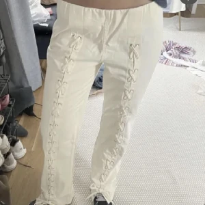 Jeans med snörning Other stories - Jeans från Other Stories med snörning. Eftertraktade och slutsålda. Säljer för 500kr och de är i storlek 32💓