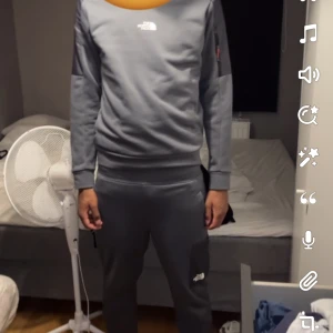 Northface tracksuit - 1000kr paketpris både tröjan byxor säljer inte seperat kvitto o lappar finns kvar nånstans vid intresse kan lösas tror jag 191 cm 74 kg är grabben på bilden