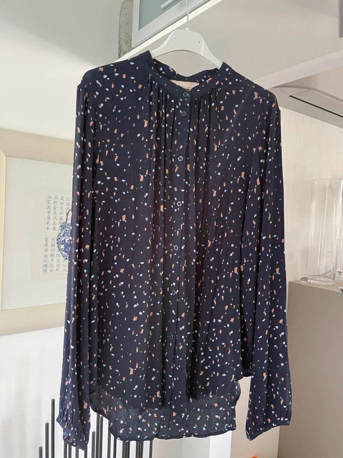 Blus ny med prislappen kvar 