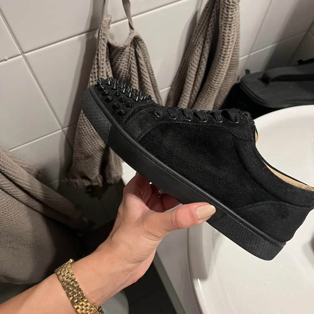 Louboutin sneakers i hel svart, storlek 36. Super fint skick, kan skicka fler bilder vid intresse❣️. Skor.