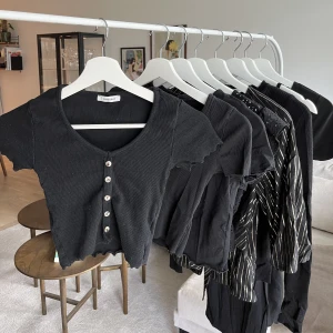 Croptop - Ribbad croptop med knappar på framsidan. Från Chiquelle och i superfint skick🩷