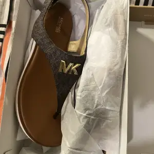 Jag köpte ett par micheal kors sandals som tyvärr inte passar mig i storlek 41. Jag köpte dem för 1500kr och säljer dem för 1250kr !