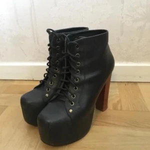 Jeffrey Campbell Lita - Rätt välanvända Jeffrey Campbell Lita’s, storlek 38. Helt okej skick överlag men det finns lite slitningar här och där. Närmare bilder kan skickas om intresse skulle finnas :)