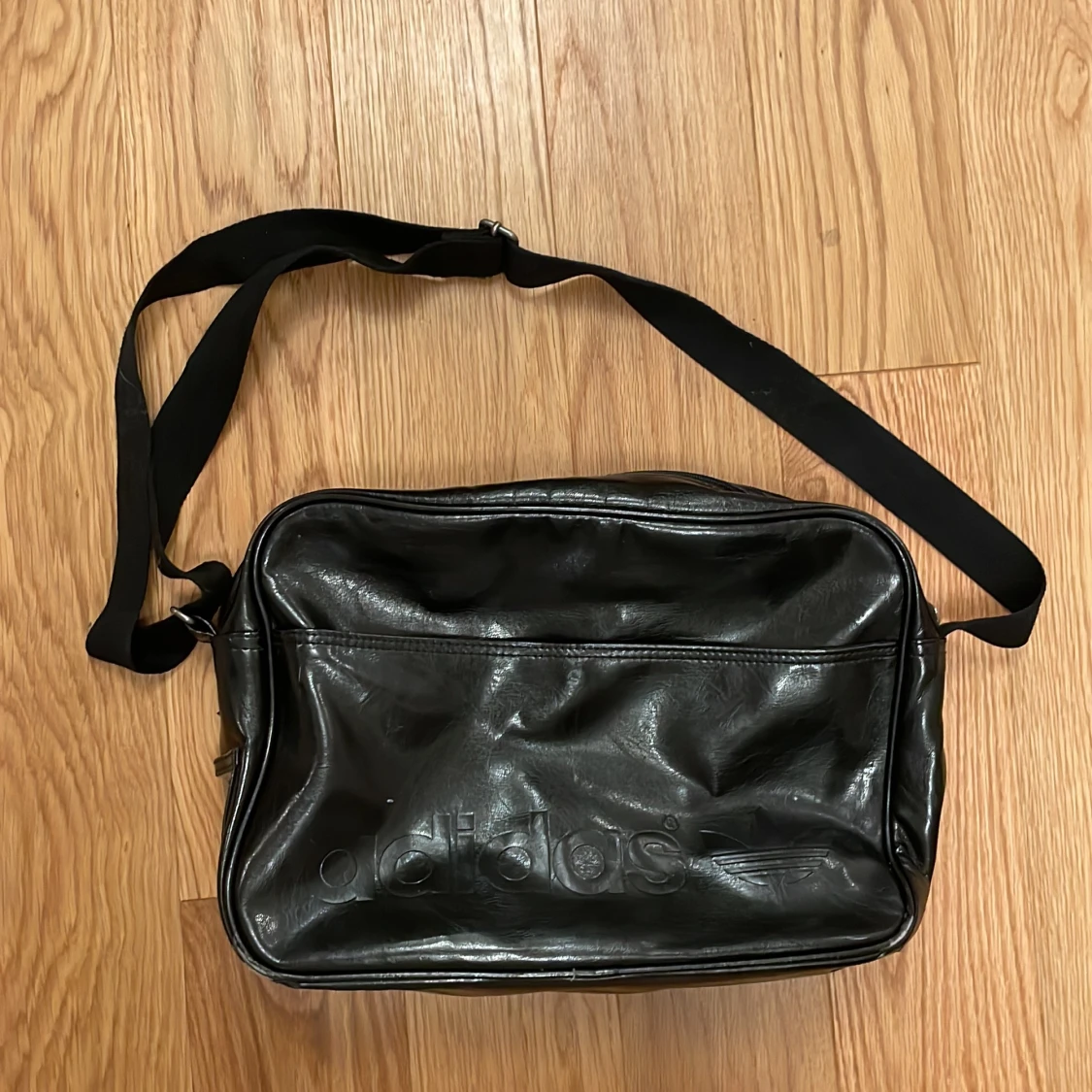 Svart adidas axelremsväska