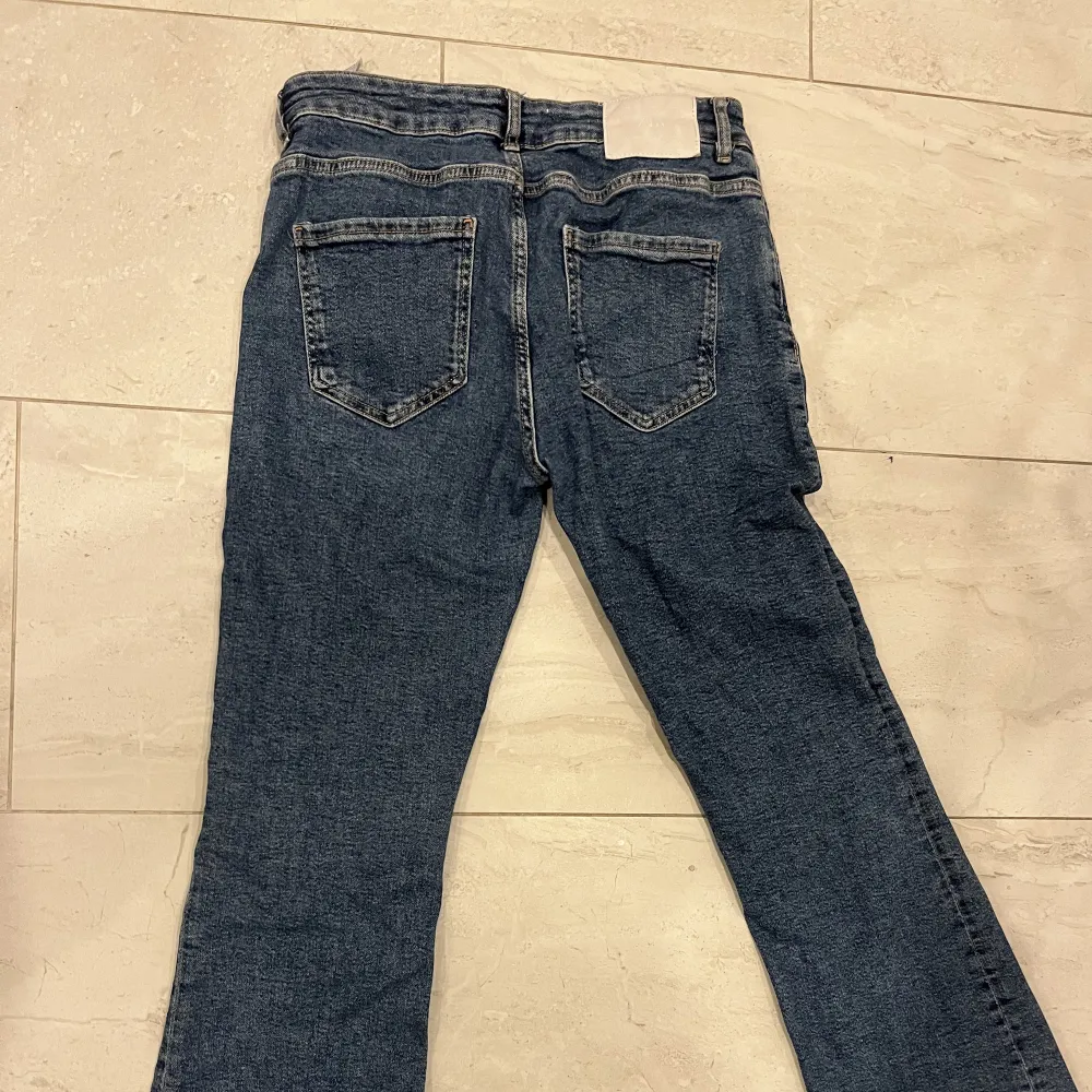 Snygga lågmidjade jeans säljer då de inte är min strl och får ingen användning av de.. Jeans & Byxor.