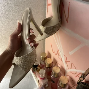 Klackskor  - Riiiktigt snygga klackar men kan tyvärr inte gå i de…  Helt nya 🫶