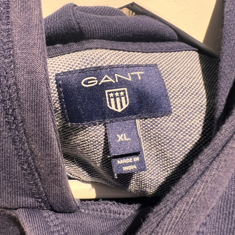 Blå gant hoodie  Knappt använd köptes för 800kr Pris kan diskuteras vid snabb affär. Hoodies.