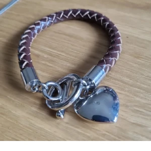 Flätat stelt armband med hjärta - Skinnimitation