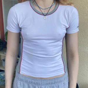 Vintage tisha  - Cool vintage tisha med gråa och röda detaljer🫶🏼