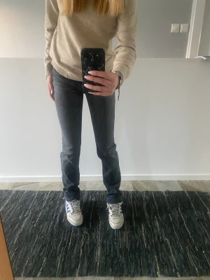 low waist straight jeans - Hej! Jag säljer mina diesel jeans då jag nästan aldrig använder dem, dem är fina och grå svarta i färgen. dem är straight i modellen. Jag är 174 och såhär sitter de på mig.  