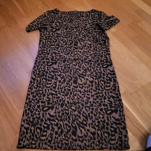 Klänning - Storlek S men skulle säga mer M