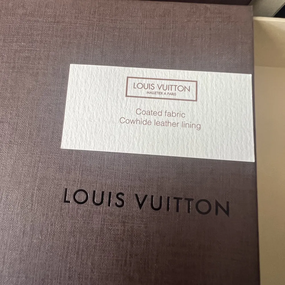 Säljer äkta Louis Vuitton boxar, kan användas som förvaring eller dekoration.   1. 15x12.5 cm 100:- 2. 14x9cm 70:- 3. 22x14cm 150 :- / st  Paketpris: 350 kr Pris kan diskuteras.  För mer info kontakta mig gärna. Övrigt.
