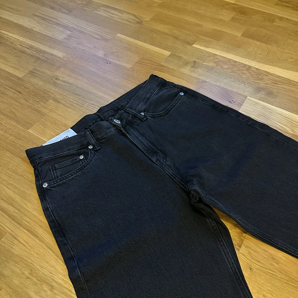 Säljer dessa svarta jeans i storlek 31/32. Endast använda vid få tillfällen och är i nyskick. Säljs även i ljus- och mörkblå på min profil. Skickar gärna fler bilder och svarar på frågor.. Jeans & Byxor.