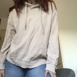 Tunn hoodie - Tunnare hoodie använd fåtal gånger, inga fläckar eller andra fel 🤍 